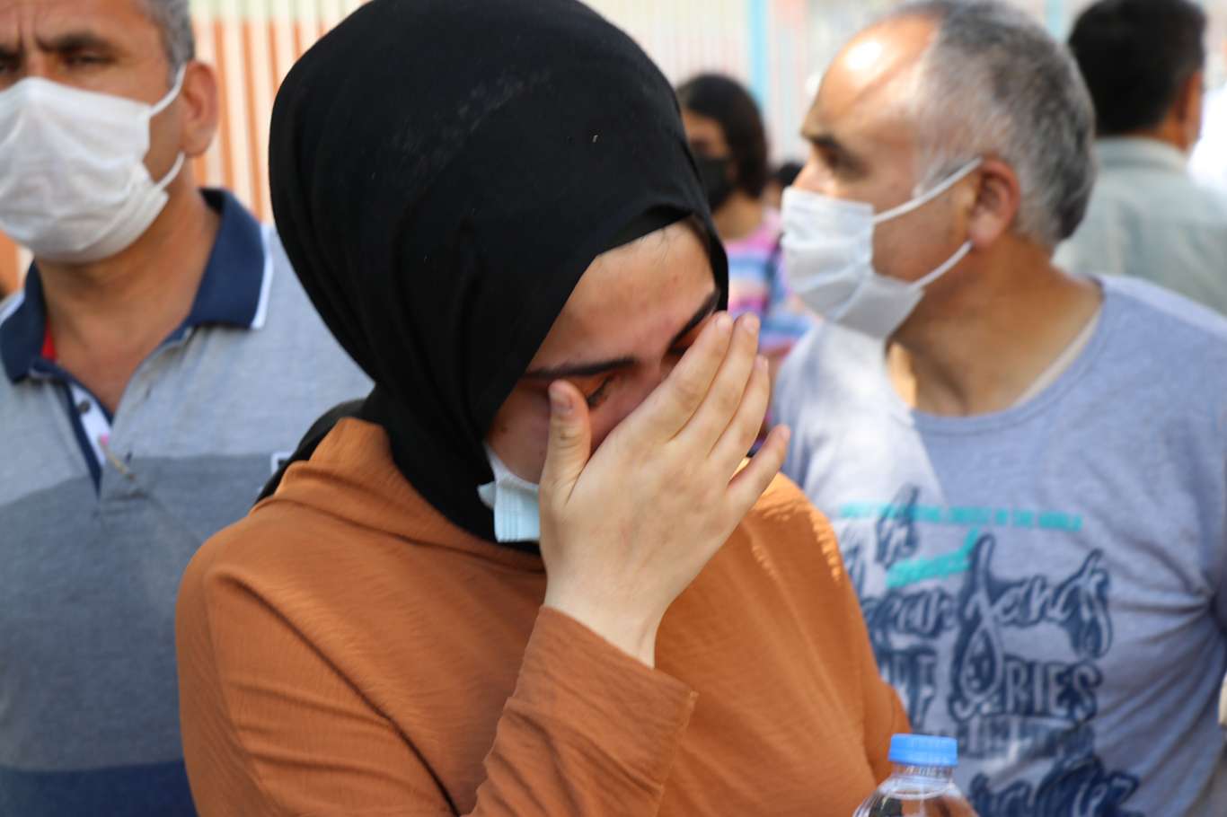 Kimliğini unuttuğu için YKS'ye alınmayan öğrenci gözyaşlarına boğuldu Kimliğini unuttuğu için YKS'ye alınmayan öğrenci gözyaşlarına boğuldu